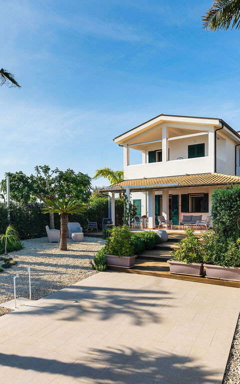 Anny: Esterni, Giardino