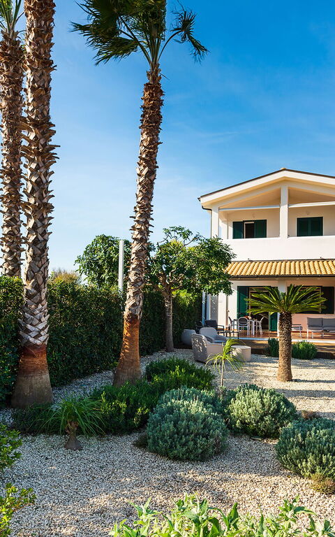 Anny: Esterni, Giardino