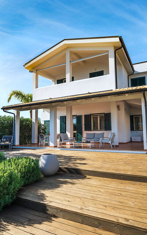 Anny: Esterni, Giardino