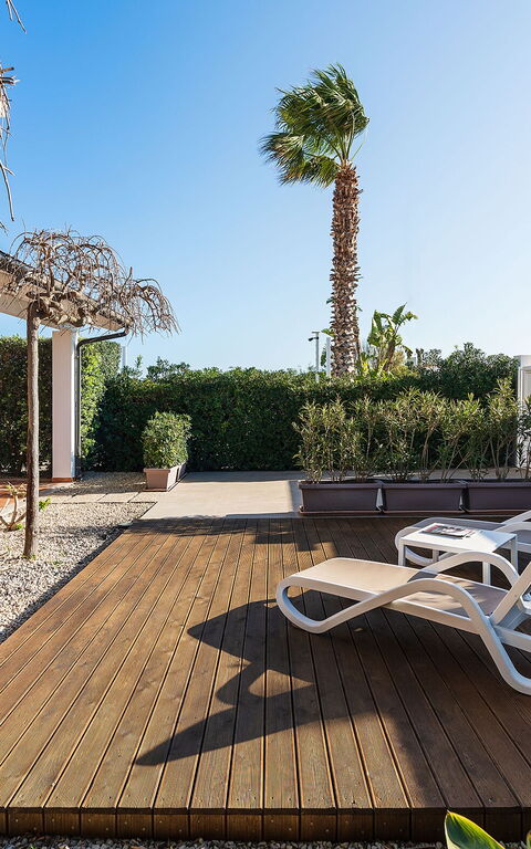 Anny: Esterni, Giardino