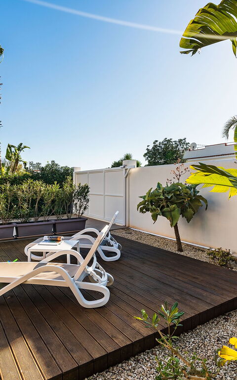 Anny: Esterni, Giardino