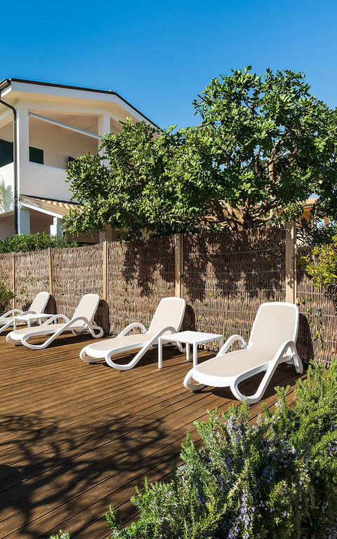 Anny: Esterni, Giardino