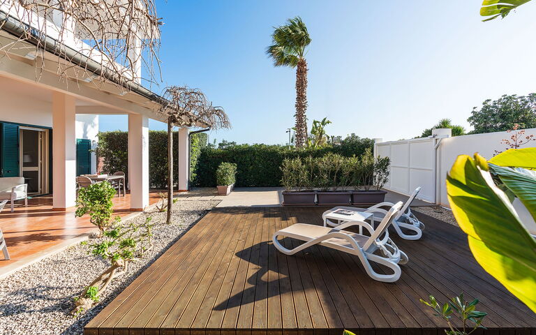 Anny: Esterni, Giardino