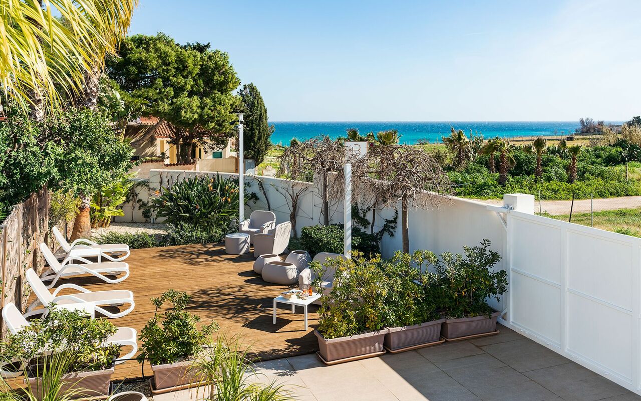 Anny: Esterni, Giardino