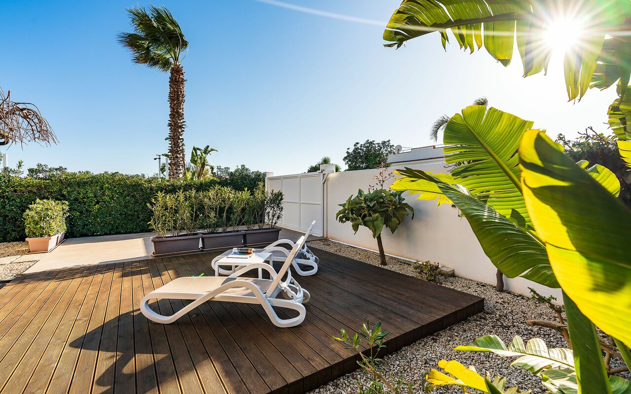 Anny: Esterni, Giardino