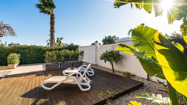 Anny: Esterni, Giardino