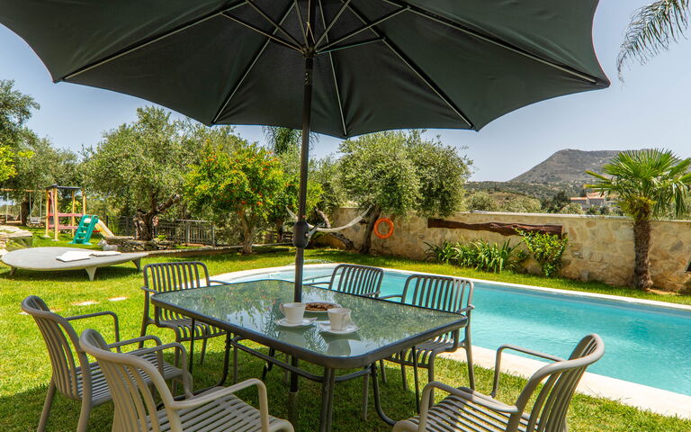 Villa Eftychia: all'aperto, Giardino, Piscina