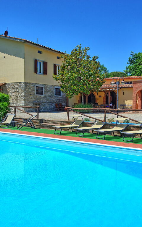 Zeffiro: Estate, Esterni, Piscina