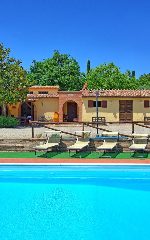 Zeffiro: Estate, Esterni, Piscina