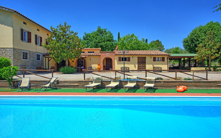 Zeffiro: Estate, Esterni, Piscina