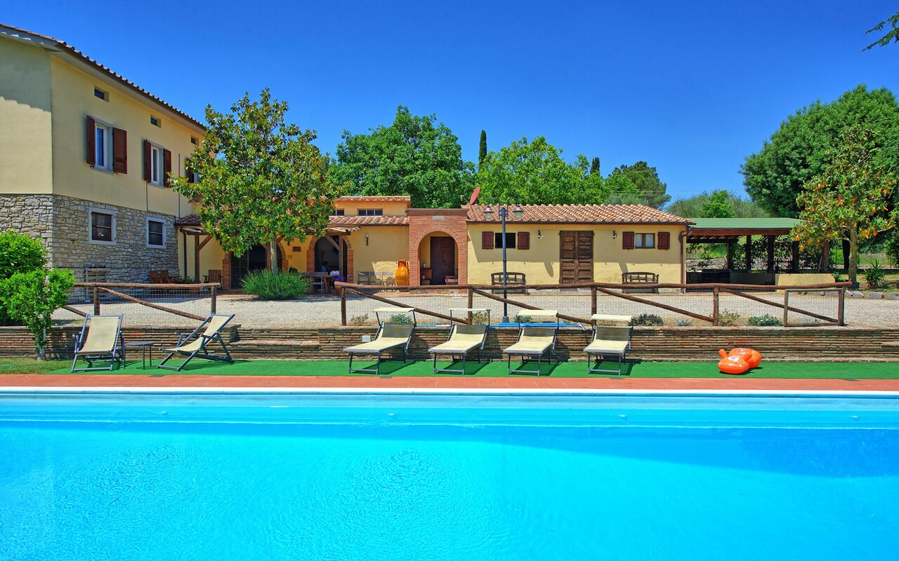Zeffiro: Estate, Esterni, Piscina