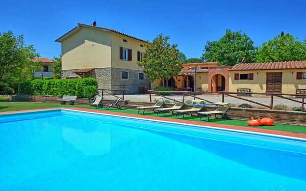 Zeffiro: Estate, Esterni, Piscina