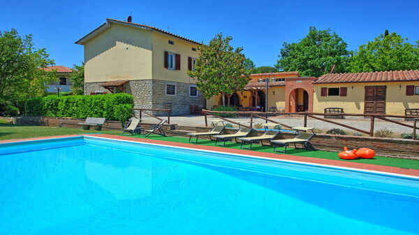 Zeffiro: Estate, Esterni, Piscina
