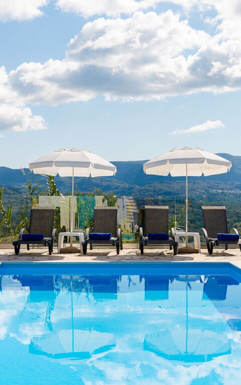 Villa Dinos: Estate, Piscina