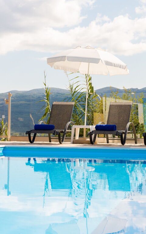 Villa Dinos: Piscina