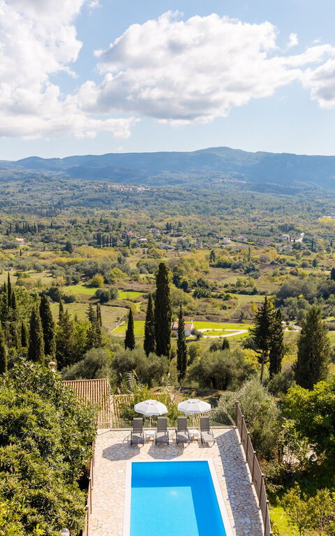 Villa Dinos: Piscina, Vista Panoramica