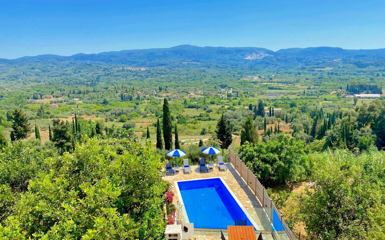 Villa Dinos: Piscina, Vista Panoramica