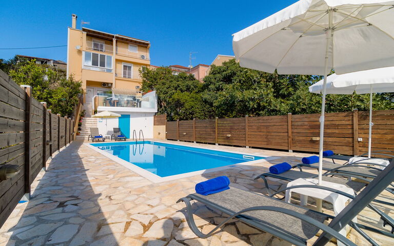 Villa Dinos: Estate, Piscina