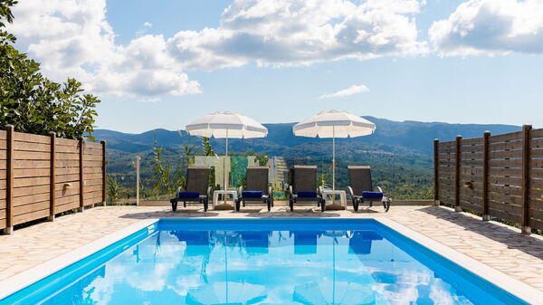 Villa Dinos: Estate, Piscina