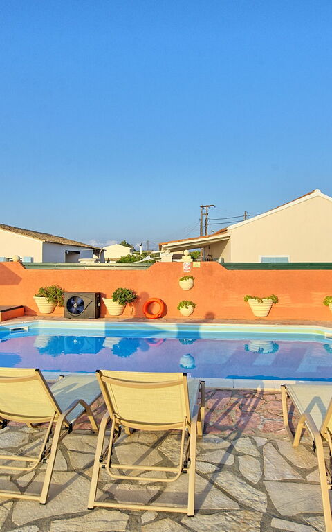 Beach Villa Athanasia: Piscina