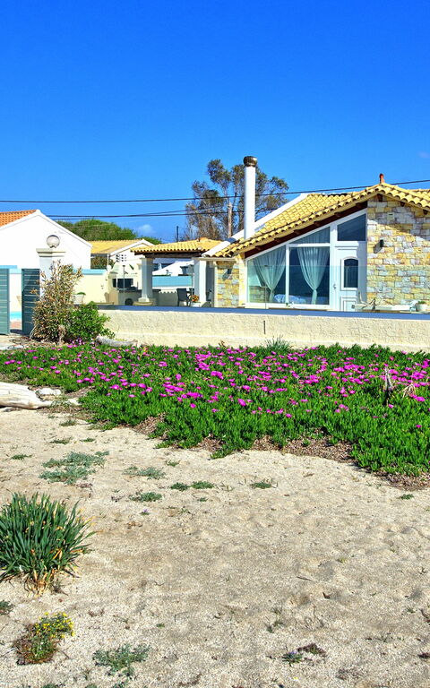 Beach Villa Athanasia: all'aperto