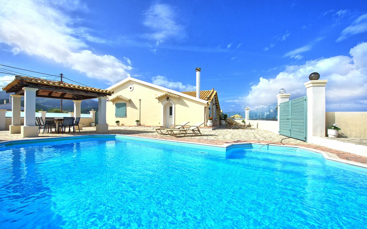 Beach Villa Athanasia: Piscina