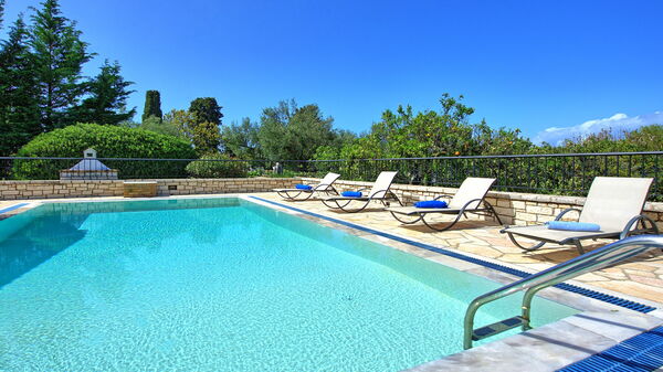 Villa Dimitris: Estate, Piscina