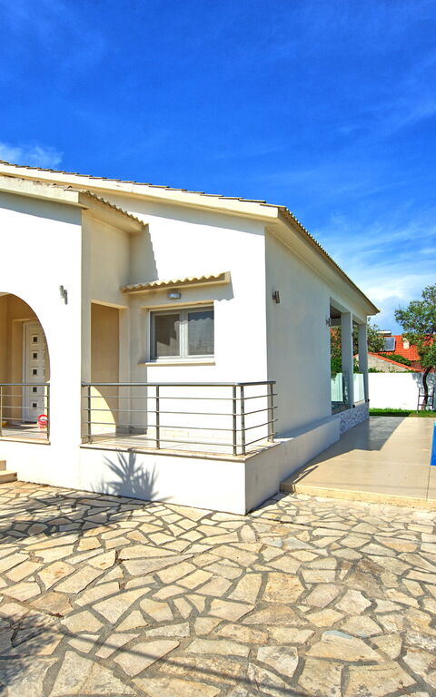 Beach Villa Christina: Estate, Esterni, Piscina