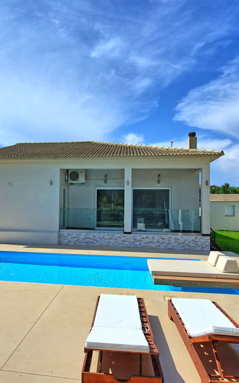 Beach Villa Christina: Esterni, Piscina