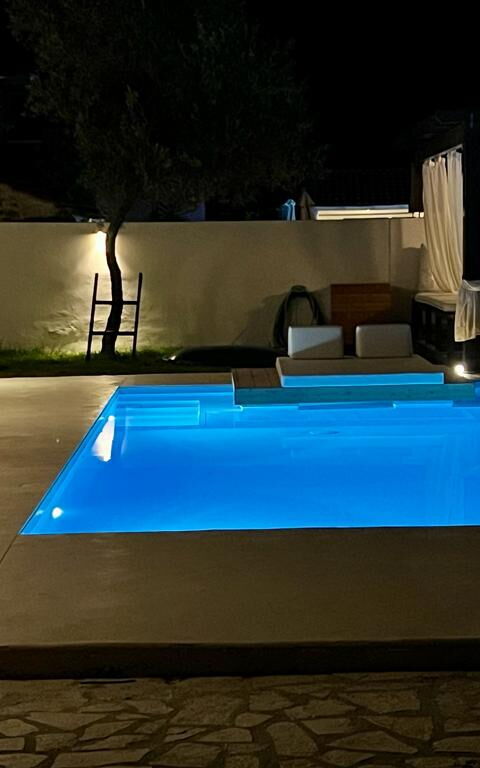 Beach Villa Christina: all'aperto, Piscina