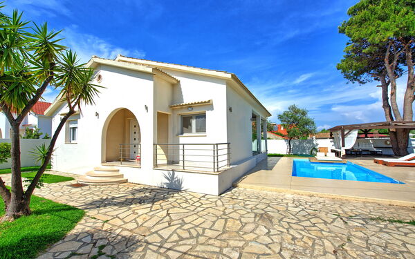 Beach Villa Christina: Estate, Esterni, Piscina