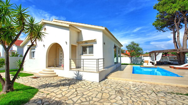 Beach Villa Christina: Estate, Esterni, Piscina