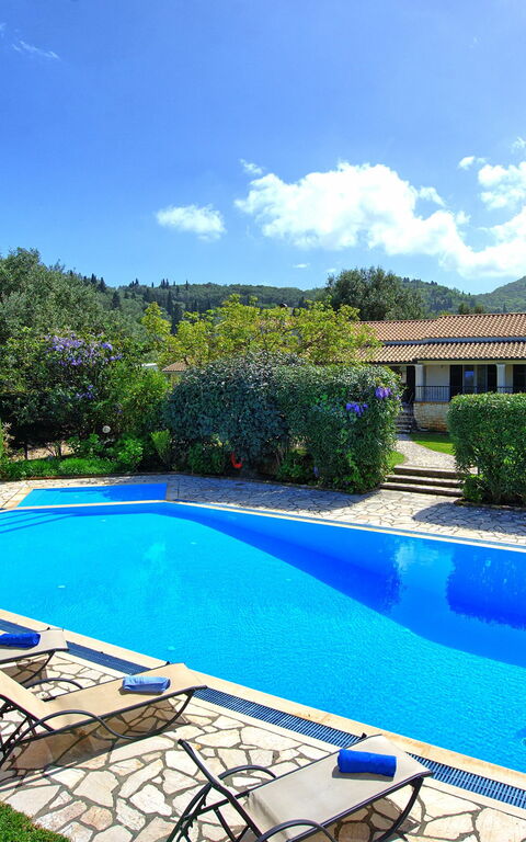 Votana House: Giardino, Piscina