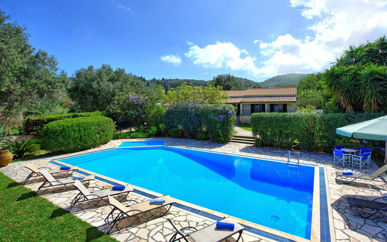 Votana House: Giardino, Piscina