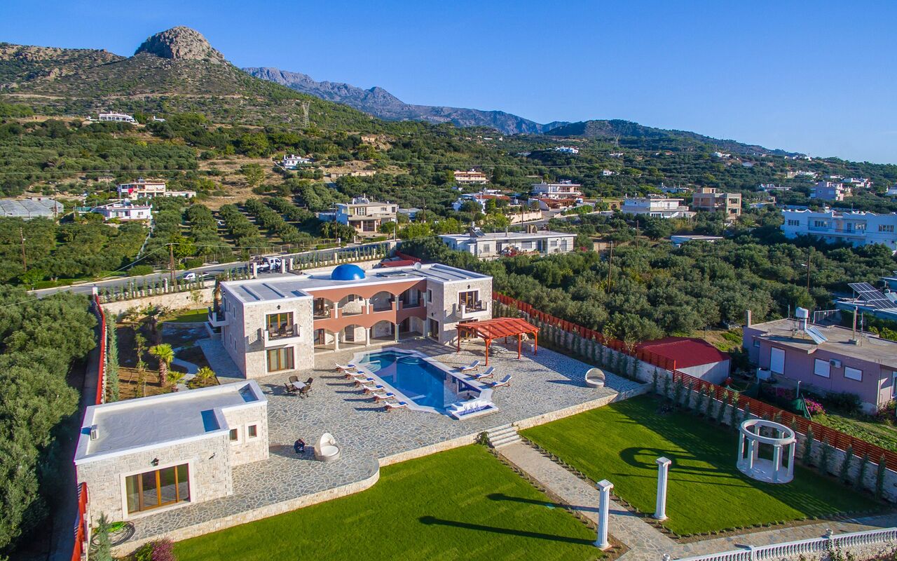 Villa Kalliste: Balcone / Terrazza / Patio, Esterni, Giardino, Piscina