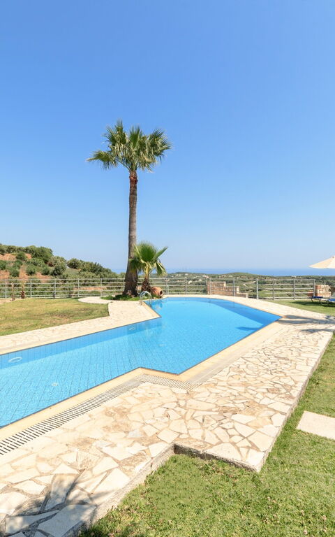 Villa Kissos: Giardino, Piscina