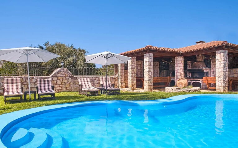 Villa Milon: Piscina