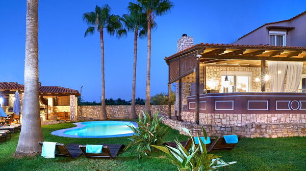 Villa Milon: Giardino, Piscina