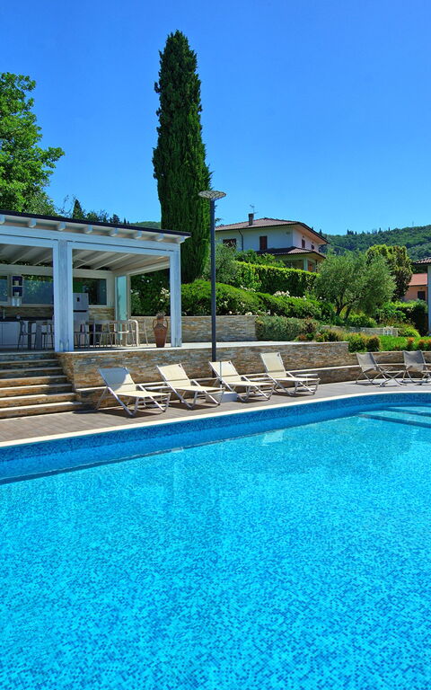 Casa White: all'aperto, Piscina