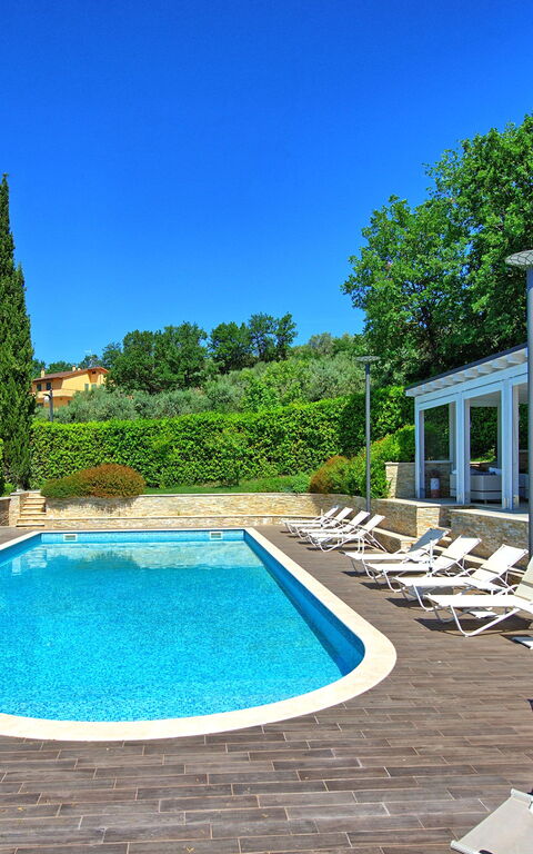 Casa White: all'aperto, Piscina