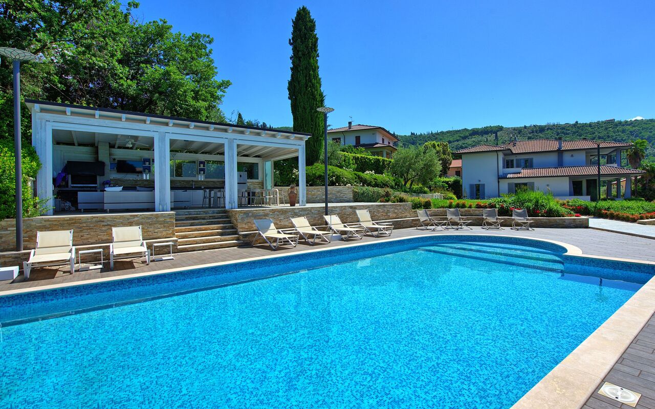 Casa White: all'aperto, Piscina