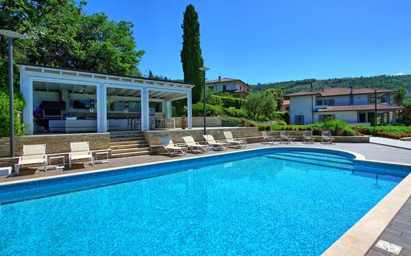 Casa White: all'aperto, Piscina