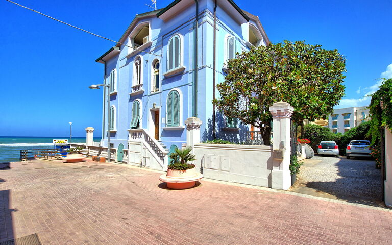 Casa Riva: all'aperto, Esterni