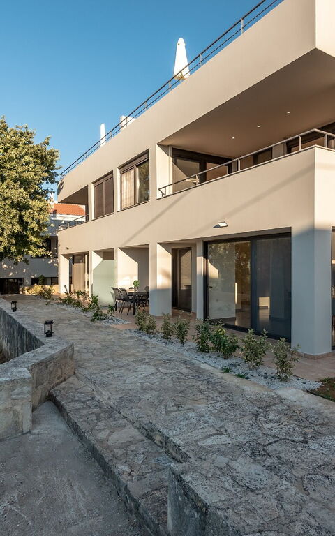 Aelia: Esterni, Giardino