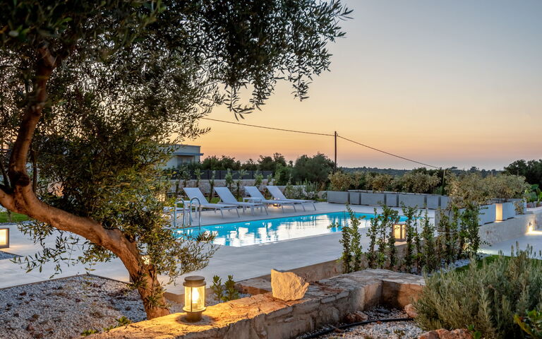 Aelia: all'aperto, Esterni, Piscina