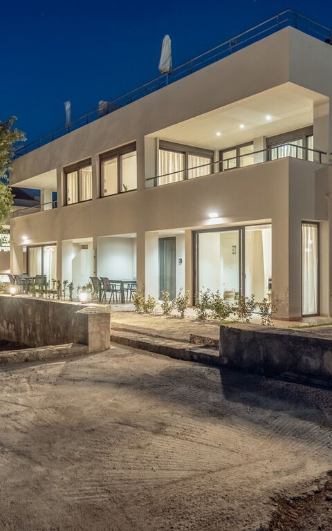 Iris: Esterni, Giardino