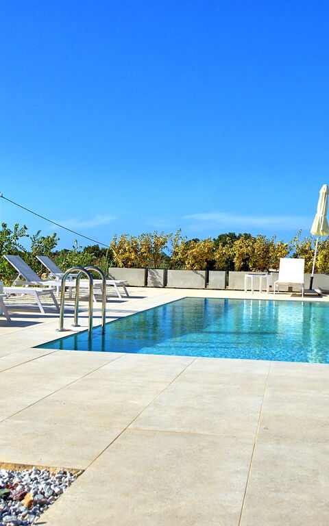 Iris: all'aperto, Esterni, Piscina