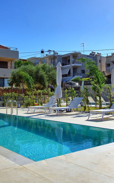 Iris: all'aperto, Esterni, Piscina