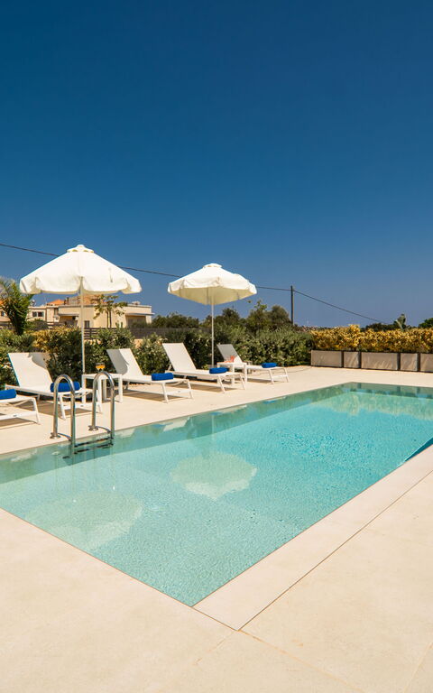 Iris: all'aperto, Giardino, Piscina