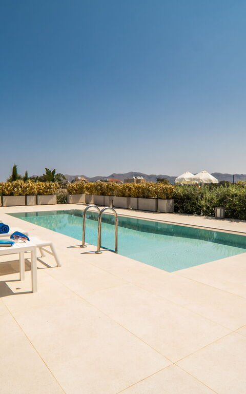 Iris: all'aperto, Esterni, Giardino, Piscina